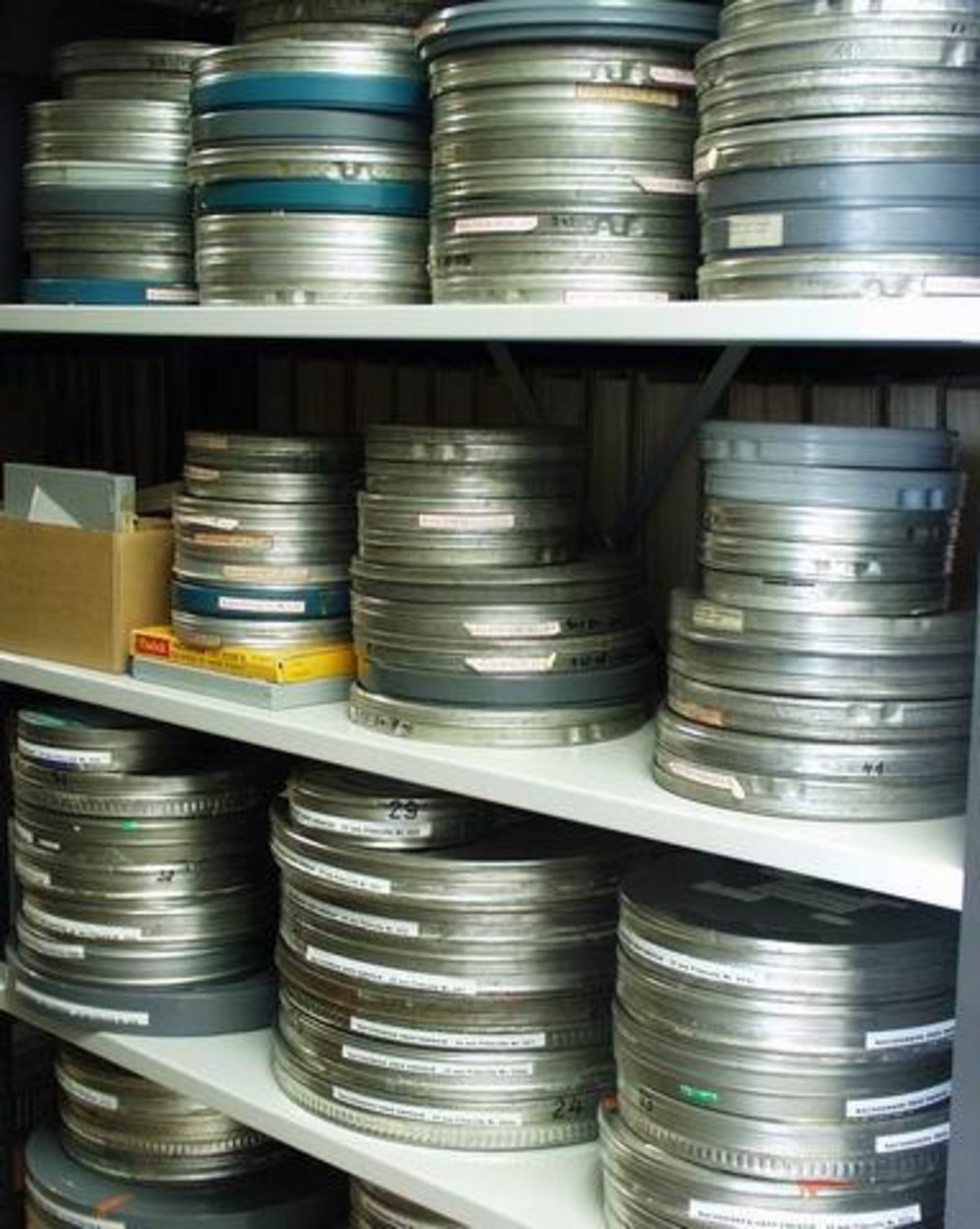 Die originalen 35- oder 18-mm-Polyetylenfilme bleiben hier so lange kühl, trocken und sicher liegen, bis ihre Kopien auf VHS-Video oder DVD in wenigen Jahren unbrauchbar sein werden. Dann kann man von ihnen neue Gebrauchskopien ziehen.