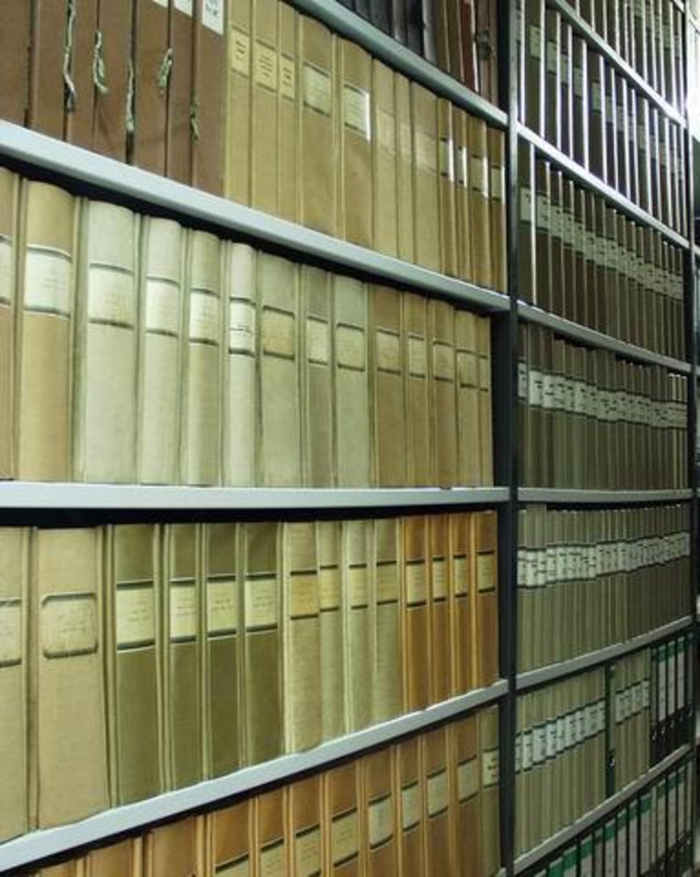 Bei den "alten Büchern", die man in Archiven findet, handelt es sich so gut wie nie um "Bücher" im bibliographischen Sinne. Bei genauerem Hinsehen entpuppen sie sich nämlich als Amtsbücher und damit im Grunde als fest gebundene Akten. 