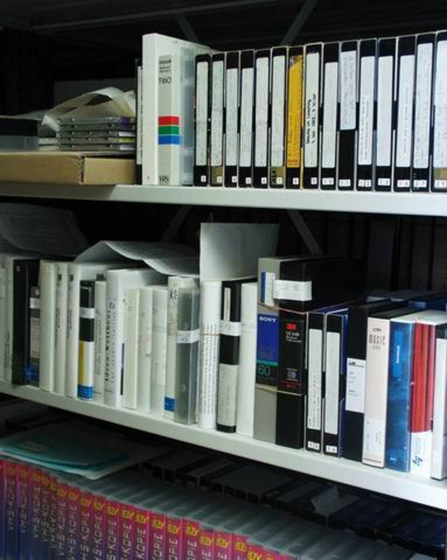 Sofern sie im Zusammenhang mit der Geschäftstätigkeit der Archivierenden entstanden sind, gehören auch Videofilme zum Archivgut. Die kurze Haltbarkeit der Magnetbänder freilich treibt den Archivaren Sorgenfalten auf die Stirn.